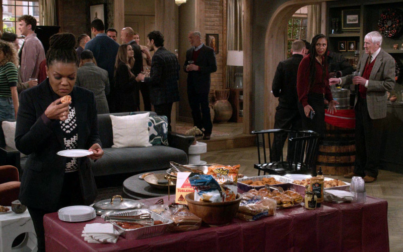 #1102 – ProductPlacementBlog.com – Frasier S02E07 (2024) – Product Placement Tracking (Timecode – 00h 18m 21s)