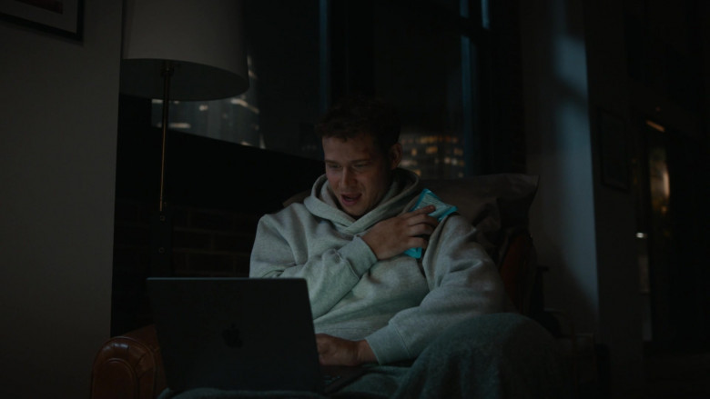 Apple MacBook Laptop in 9-1-1 S08E05 "Masks" (2024) - 601149