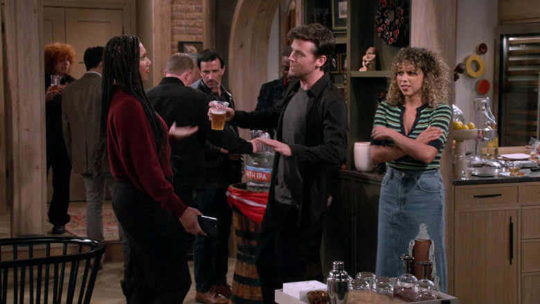 Faith American Ale in Frasier S02E07 "My Brilliant Sister" (2024) - 600586