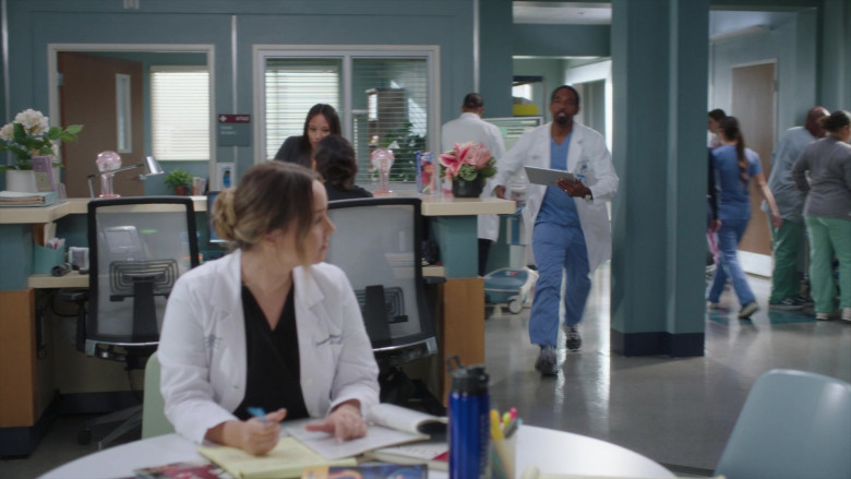 Microsoft Surface (Scene 10) Tablet in Grey's Anatomy S21E04 "This One's for the Girls" (2024) - 595326