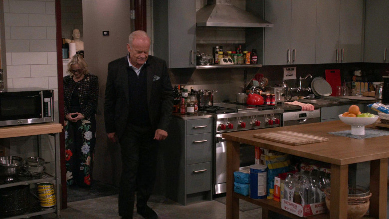 BODYARMOR Sports Drink Sports Beverage (Scene 1) in Frasier S02E04 "The Dedication" (2024) - 581543