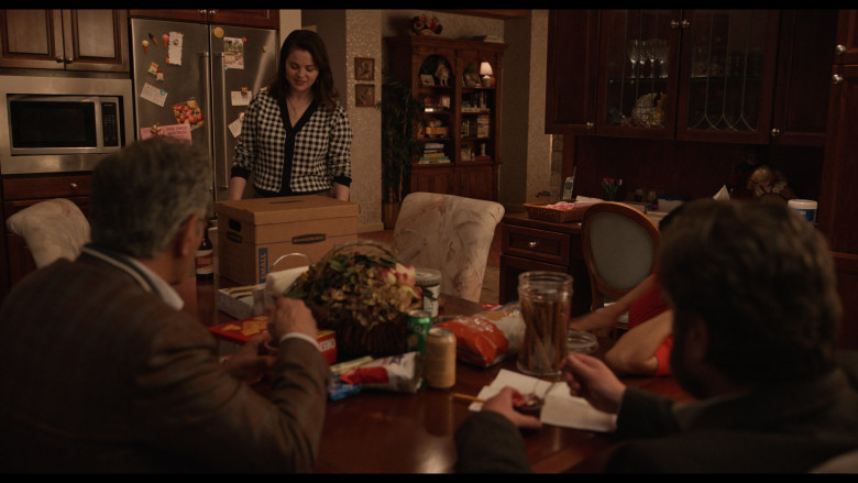 Cheez-It Crackers, UTZ, Ruffles, Olipop Soda in Only Murders in the Building S04E07 "Valley of the Dolls" (2024) - 584184