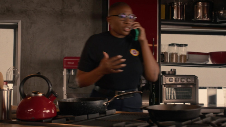 Cuisinart Coffee Machine in 9-1-1 S08E02 "When the Boeing Gets Tough..." (2024) - 582147