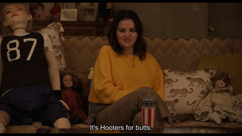 Hooters Restaurants (Verbal) in Only Murders in the Building S04E07 "Valley of the Dolls" (2024) - 584372