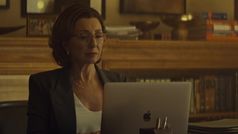 Apple MacBook Laptop in Brilliant Minds S01E02 (2024) - 580385