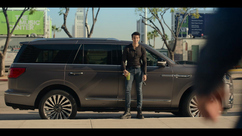 Lincoln Navigator Car in The Lincoln Lawyer S03E03 "Strange Bedfellows" (2024) - 592933