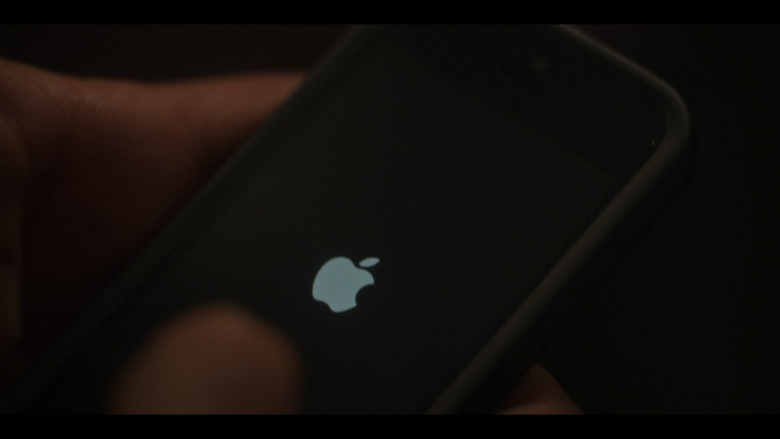 Apple iPhone Smartphone (Scene 2) in American Sports Story S01E07 "Dirty Pain" (2024) - 599014