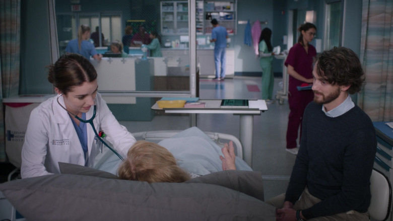 Microsoft Surface (Scene 17) Tablets in Grey's Anatomy S21E03 "I Can See Clearly Now" (2024) - 588721