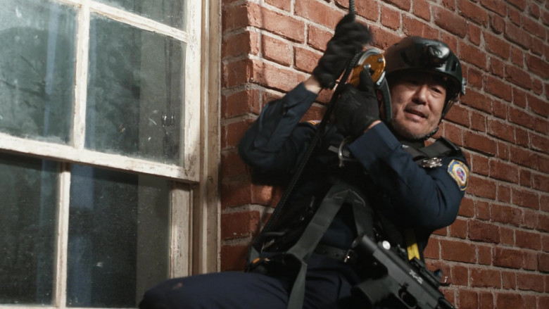 Mechanix Gloves in 9-1-1 S08E04 "No Place Like Home" (2024) - 595051