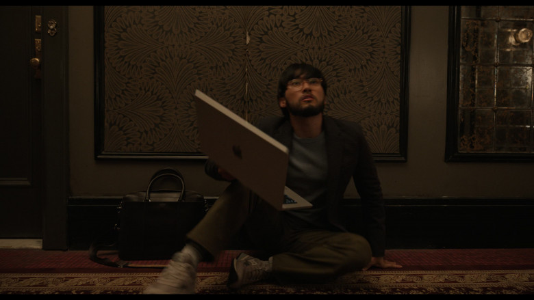 Apple MacBook Laptop in Only Murders in the Building S04E09 "Escape From Planet Klongo" (2024) - 598268