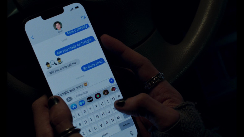 Apple iPhone Smartphones in Agatha All Along S01E06 "Familiar by Thy Side" (2024) - 592243