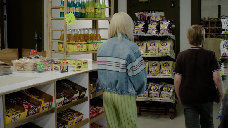 M&M's, Snickers, Milky Way, Kit Kat, Twix, Red Vines, Reese's, 5-hour Energy, KIND Snacks, Corn Nuts, Slim Jim, Pirate's Booty, SkinnyPop in High Potential S01E05 "Croaked" (2024) - 599116