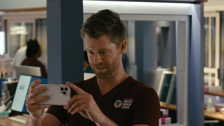 Apple iPhone Smartphone in Chicago Med S10E04 "Blurred Lines" (2024) - 592362