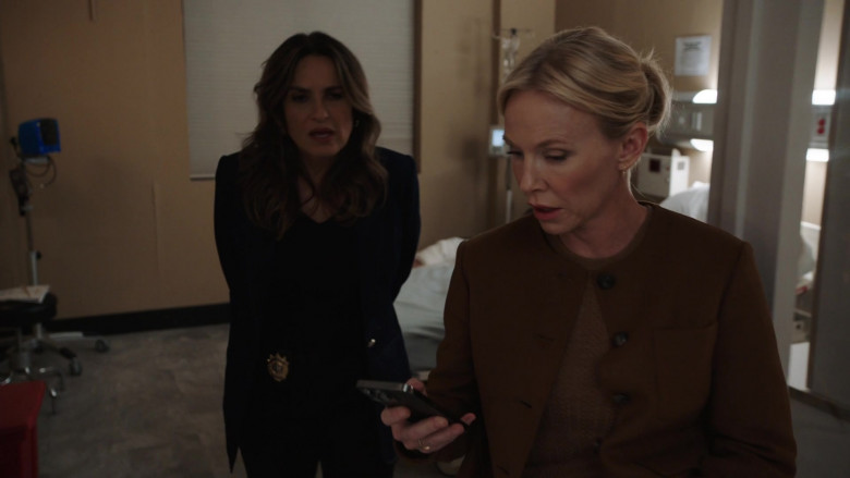 Apple iPhone Smartphone in Law & Order - Special Victims Unit S26E03 "Divide and Conquer" (2024) - 595599