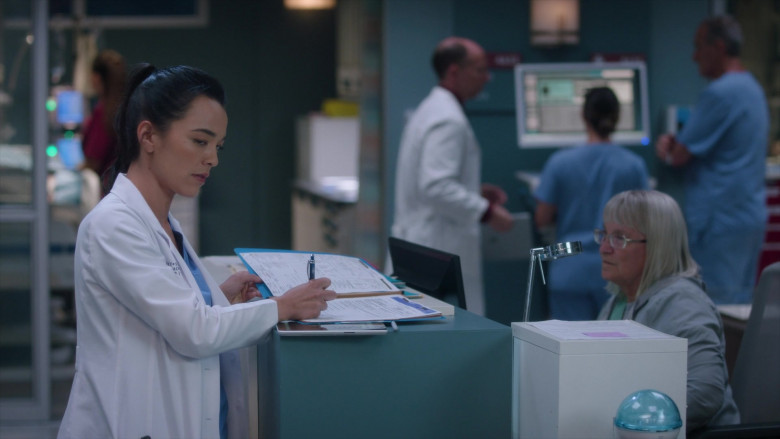 Microsoft Surface (Scene 20) Tablet in Grey's Anatomy S21E03 "I Can See Clearly Now" (2024) - 588760