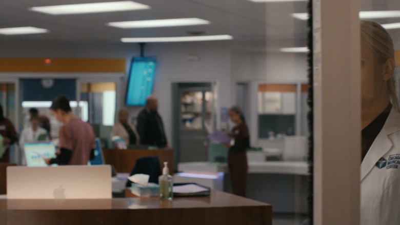 Apple iMac Computers in Chicago Med S10E04 "Blurred Lines" (2024) - 592349