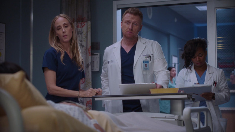 Microsoft Surface (Scene 13) Tablets in Grey's Anatomy S21E02 "Take Me to Church" (2024) - 582475