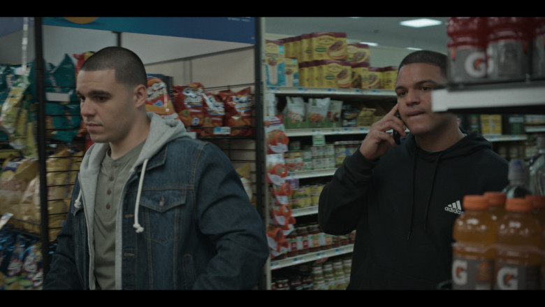 Wise Snacks and Gatorade Bottles in American Sports Story S01E04 "Birthday Money" (2024) - 580917