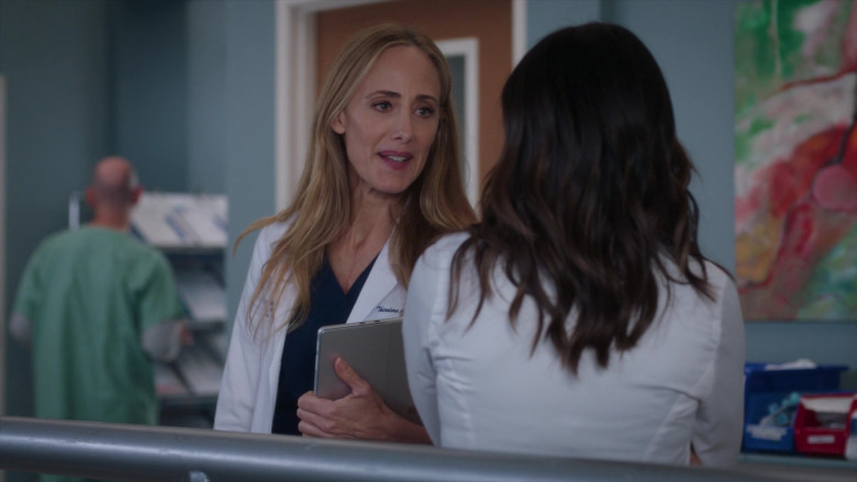 Microsoft Surface (Scene 23) Tablet in Grey's Anatomy S21E03 "I Can See Clearly Now" (2024) - 588793