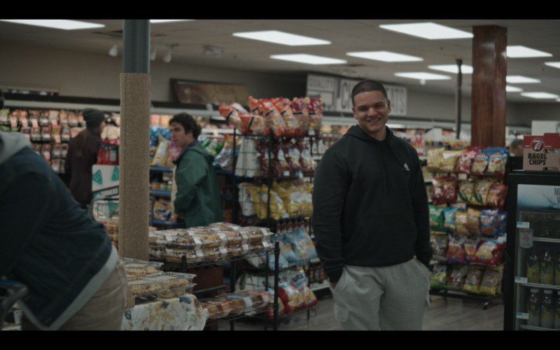 #2117 – ProductPlacementBlog.com – American Sports Story S01E04 (2024) – Product Placement Tracking (Timecode – 00h 35m 16s)