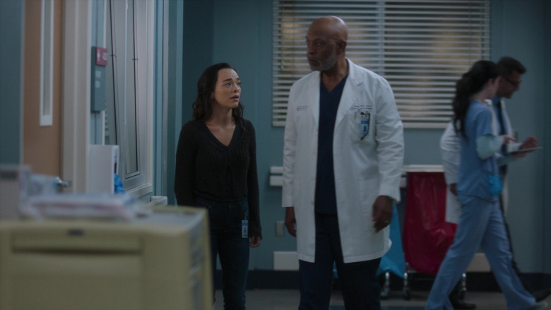 Microsoft Surface (Scene 13) Tablet in Grey's Anatomy S21E04 "This One's for the Girls" (2024) - 595345