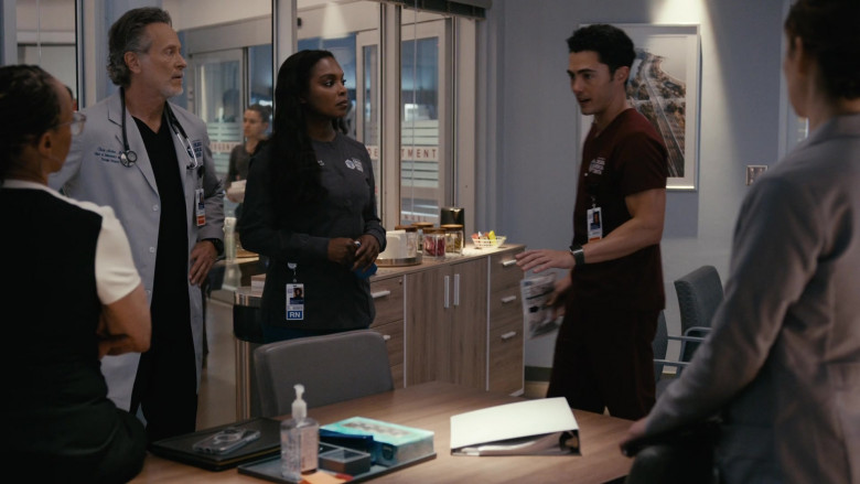 Apple iPhone and Kleenex in Chicago Med S10E02 "Bite Your Tongue" (2024) - 581359