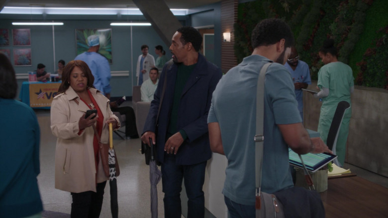 Microsoft Surface (Scene 13) Tablet in Grey's Anatomy S21E05 "You Make My Heart Explode" (2024) - 601682