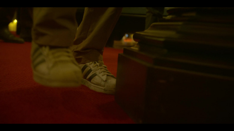 Adidas Sneakers in Outer Banks S04E05 "Albatross" (2024) - 587099