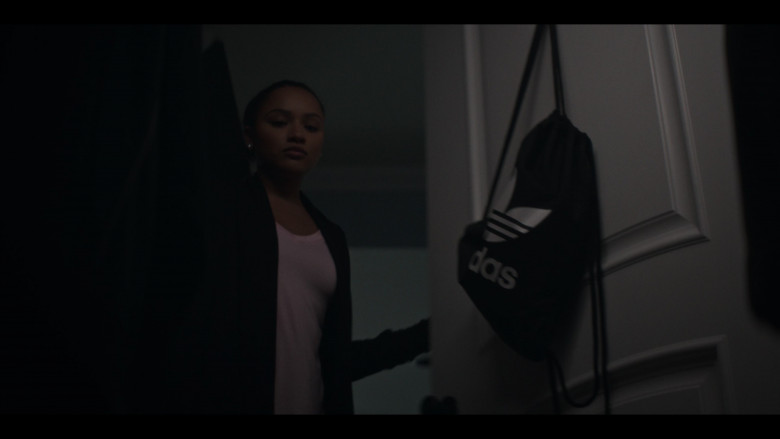 Adidas Bag in American Sports Story S01E08 "Odin" (2024) - 604837