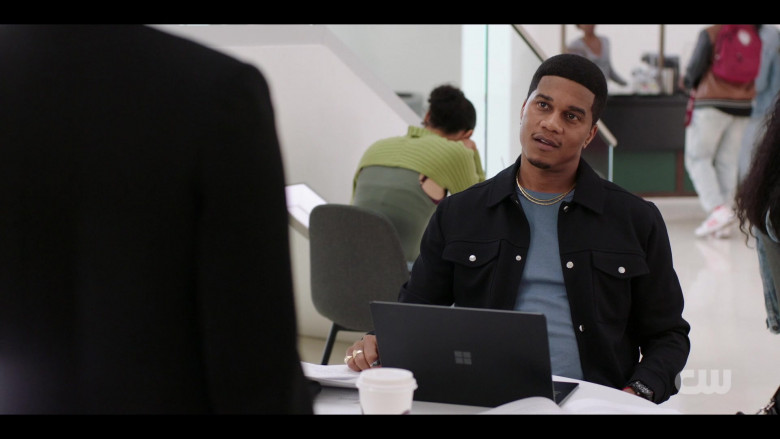 Microsoft Surface (Scene 1) - Laptop in All American - Homecoming S03E13 (2024) - 580281