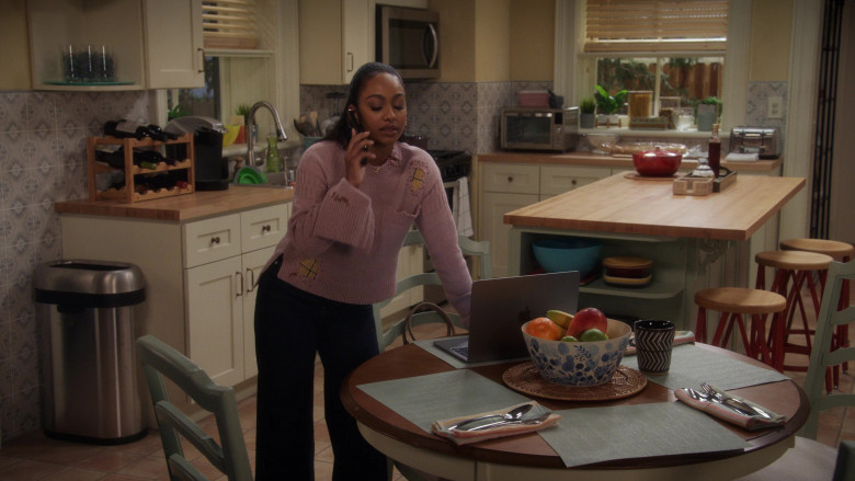 Apple MacBook Laptop in Poppa's House S01E02 "Sleepover" (2024) - 603754