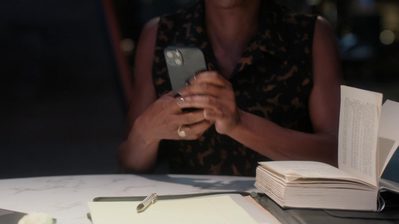 Apple iPhone Smartphone in Found S02E01 "Missing While Bait" (2024) - 582392