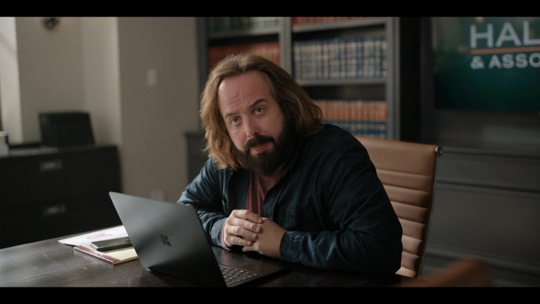 Microsoft Surface Laptop in The Lincoln Lawyer S03E09 "Ghosts" (2024) - 593924