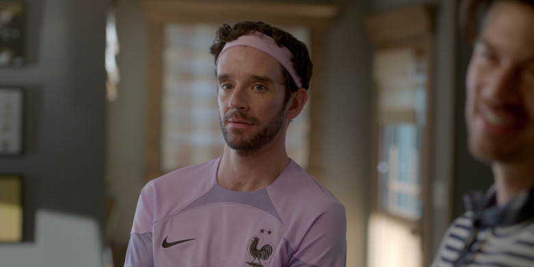 Nike T-Shirt in Shrinking S02E04 "Made You Look" (2024) - 605101