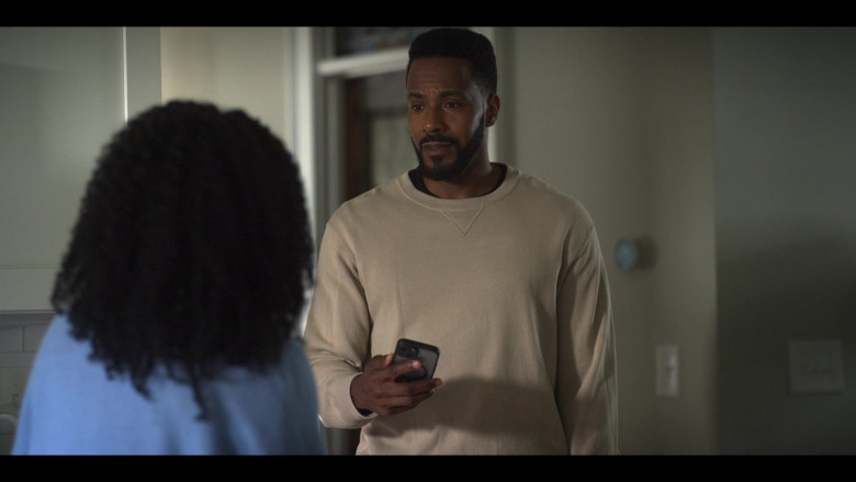 Apple iPhone Smartphone in Reasonable Doubt S02E10 "Encore" (2024) - 595951