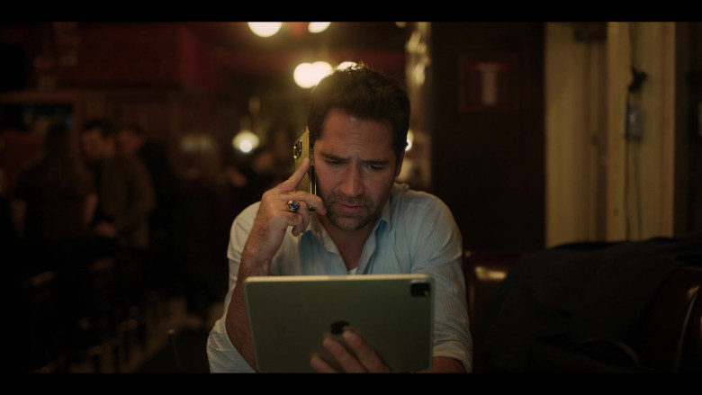 Apple iPad Tablet in The Lincoln Lawyer S03E02 "Special Circumstances" (2024) - 592634