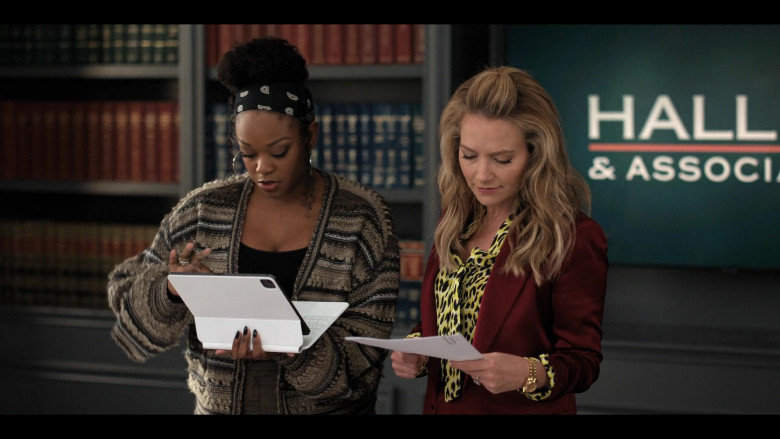 Apple iPad Tablet in The Lincoln Lawyer S03E05 "What Happens in Victorville" (2024) - 593150