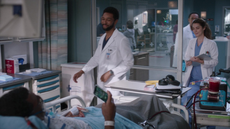 Microsoft Surface (Scene 3) Tablet in Grey's Anatomy S21E05 "You Make My Heart Explode" (2024) - 601699