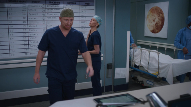 Microsoft Surface (Scene 2) Tablet in Grey's Anatomy S21E04 "This One's for the Girls" (2024) - 595350