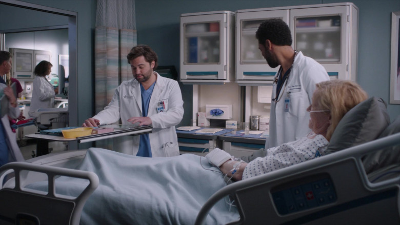 Microsoft Surface (Scene 4) Tablet in Grey's Anatomy S21E03 "I Can See Clearly Now" (2024) - 588850