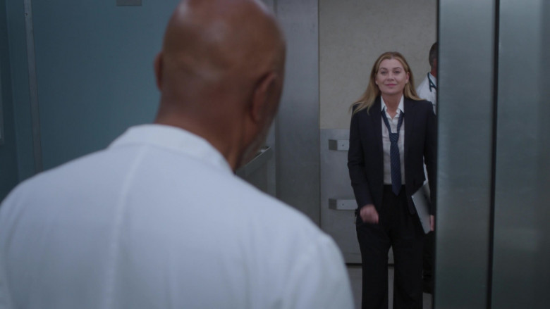 Microsoft Surface (Scene 5) Tablet in Grey's Anatomy S21E03 "I Can See Clearly Now" (2024) - 588862