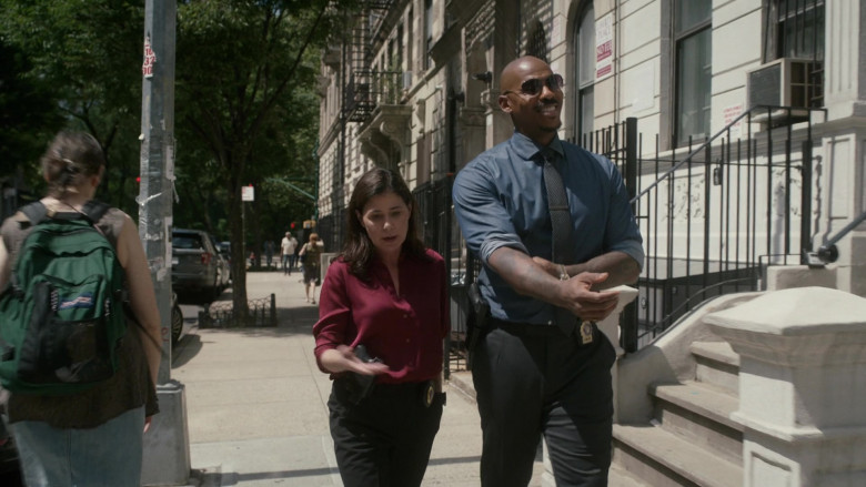 JanSport Backpack in Law and Order S24E02 "The Perfect Man" (2024) - 589007