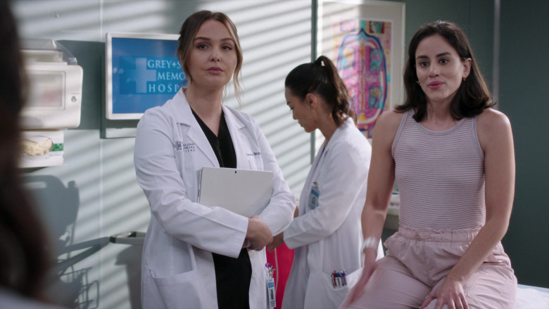 Microsoft Surface (Scene 7) Tablets in Grey's Anatomy S21E03 "I Can See Clearly Now" (2024) - 588871