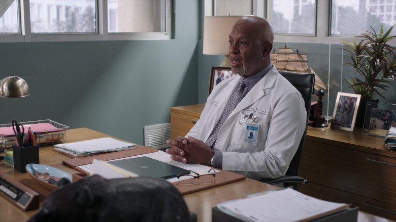 Microsoft Surface (Scene 4) Laptop in Grey's Anatomy S21E04 "This One's for the Girls" (2024) - 595386