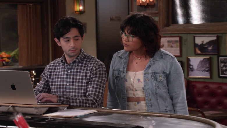 Apple MacBook Laptop in Happy's Place S01E01 "Pilot" (2024) - 597247