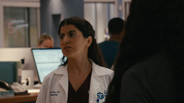 Apple Monitors in Chicago Med S10E04 "Blurred Lines" (2024) - 592368