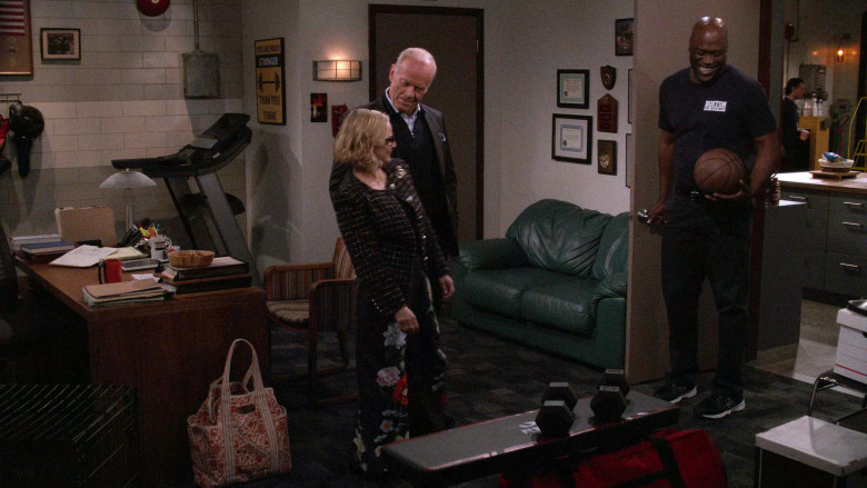 New Balance Sneakers in Frasier S02E04 "The Dedication" (2024) - 581581