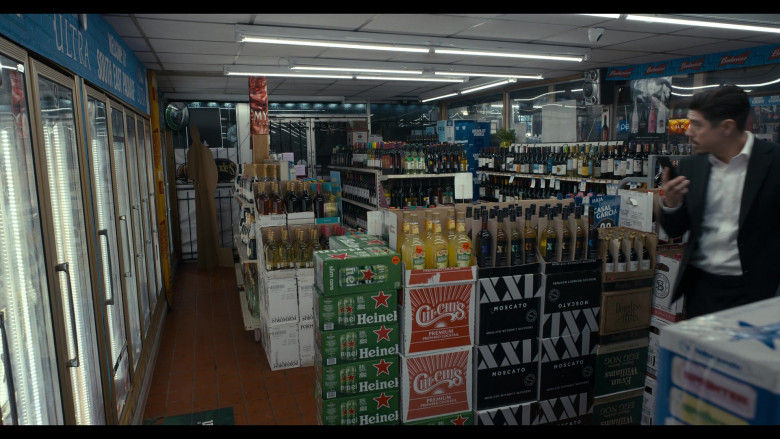 Heineken, Chi Chi's Cocktails (Sazerac), XXL Moscato, Evan Williams, Douglass Hill Winery, Absolut Vodka, Budweiser in Beauty in Black S01E08 "Killing Karma" (2024) - 600307