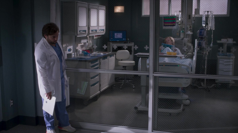 Microsoft Surface (Scene 11) Tablets + Microsoft Windows 11 OS in Grey's Anatomy S21E03 "I Can See Clearly Now" (2024) - 588650