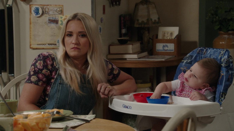 Graco Baby Highchair in Georgie & Mandy's First Marriage S01E02 "Some New York Nonsense" (2024) - 601474